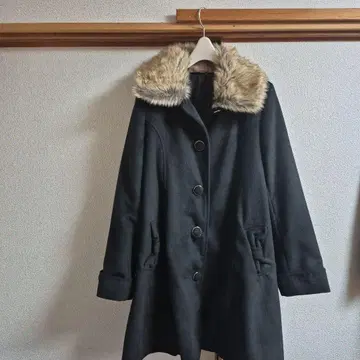 퍼 달린 블랙 롱 코트