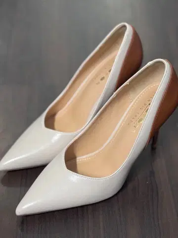 화이트와 브라운의 스틸레토 하이힐