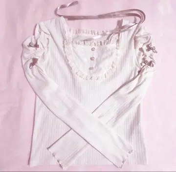 NOEMIE 노에미 백 레이스업 파워 숄더 티셔츠