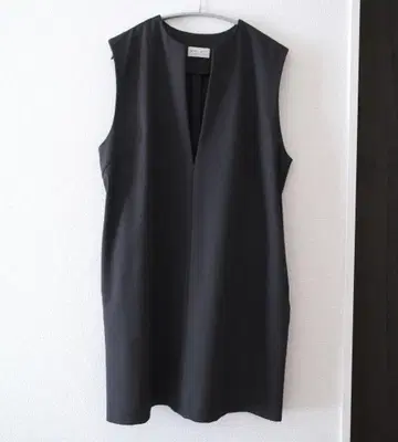 LIKE FOR LIKE 블랙 슬리브리스 드레스