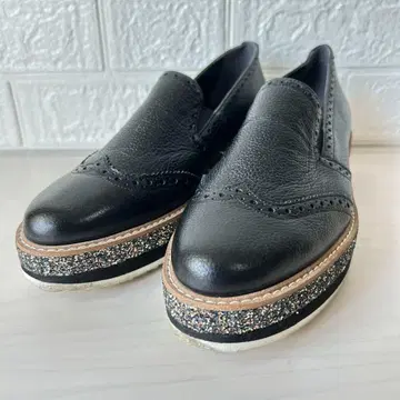 다이애나 윙팁 로퍼 주름 가죽 글리터 블랙