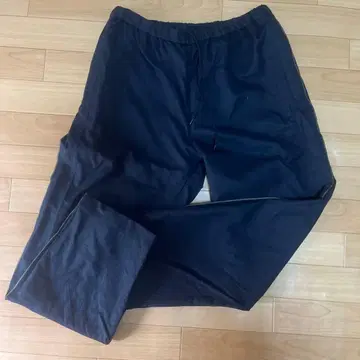 블랙 스트레이트 레그 팬츠 사이드 그린 컬러 라인