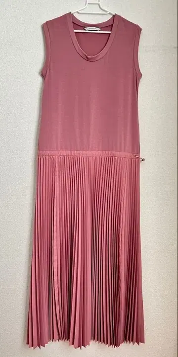 DANSKIN 캡슐 컬렉션 플리츠 원피스 맥시 길이 드로스트