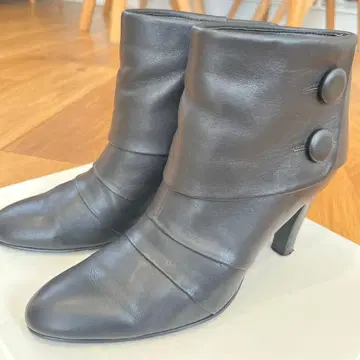 블랙 가죽 버튼 부티 중간 힐