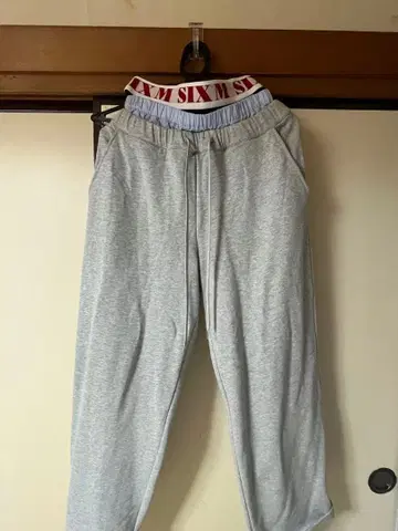 그레이 조거 팬츠 허리 밴딩 로고