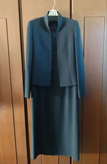 블랙 포멀 자켓과 원피스 세트