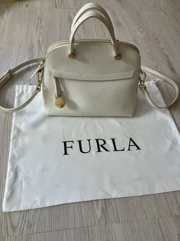 FURLA 화이트 구형 파이퍼 S
