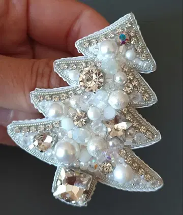 핸드메이드 비즈 자수 브로치 - 크리스마스 트리 화이트