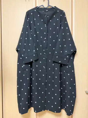 울 혼방 도트 자수 블랙 화이트 도트 겨울 돌먼 소매 코트 en-ent