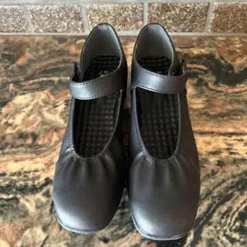 스트랩 포함 블랙 펌프스 25.0cm3E