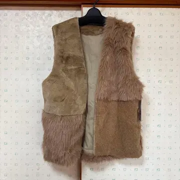 반값 이하 택 포함 미사용 새상품 CLOCHE 퍼 베스트