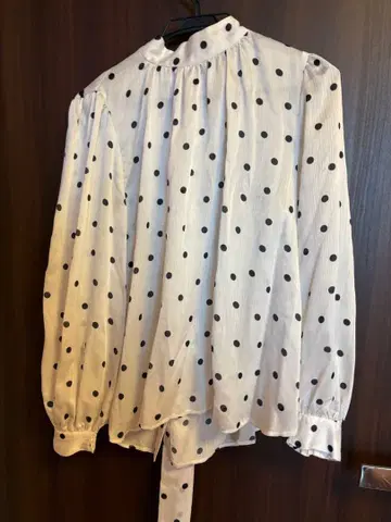 물방울 패턴 리본 하이넥 블라우스