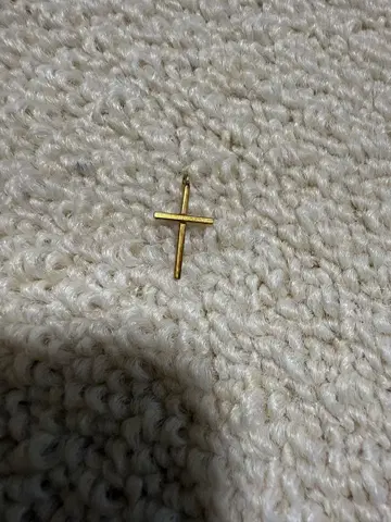 골드 십자가 참과 오닉스 조각 귀걸이