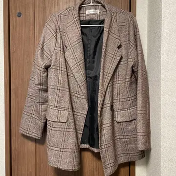 브라운 계열 체크 무늬 테일러드 자켓