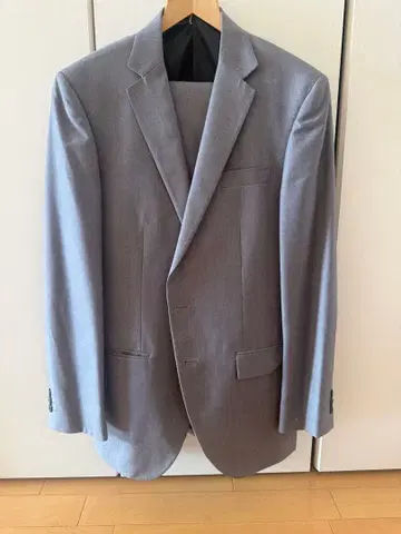 그레이 비즈니스 정장 자켓과 팬츠