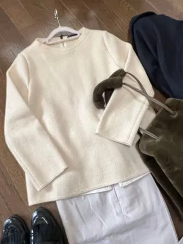 투모로우랜드 두꺼운 원단 압축 울 100% 니트