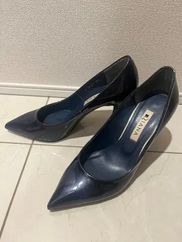 DIANA 네이비 하이힐