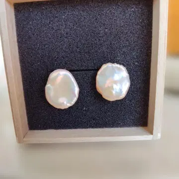 마놀리에 페탈 펄 귀걸이 (골드 계열)