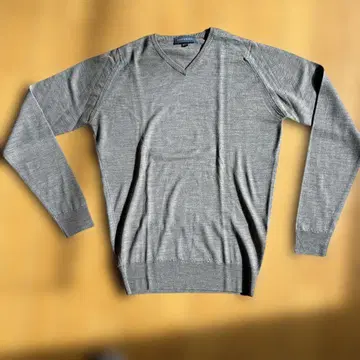 JOHN SMEDLEY V넥 스웨터