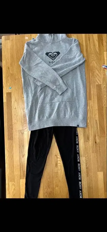 그레이 하트 로고 후드 부착 후드티