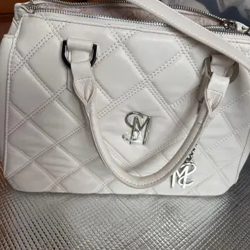 화이트 퀼팅 숄더백