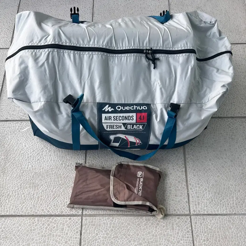 Decathlon Air Seconds 4.1 Tent #데카트론,#에어텐트,#캠핑 on Bunjang Global Site.