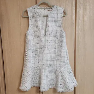 Apuweiser-riche 화이트 트위드 V넥 오버롤 스커트