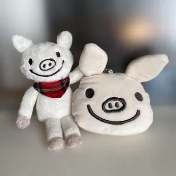 럭키피그 패스케이스와 봉제 인형 세트