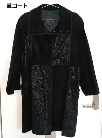 블랙 크랙 무늬 롱 코트 가죽제품