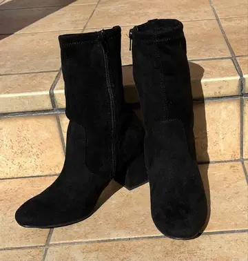 블랙 스웨이드 와이드 힐 부츠