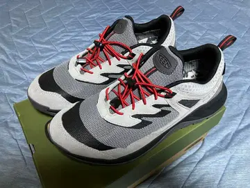 KEEN 스니커즈 그레이/블랙/레드