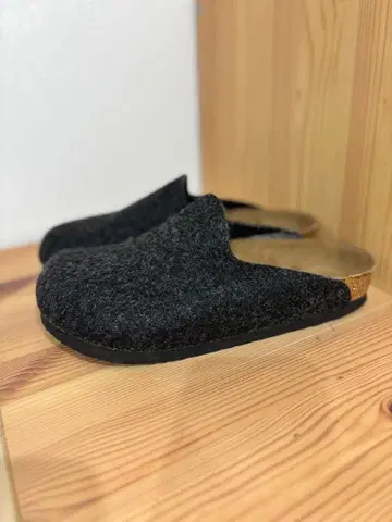 울 소재 다크 그레이 사보 샌들 23cm