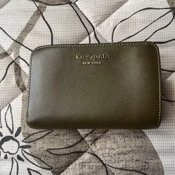 케이트 스페이드 2단 접이식 지갑 카키