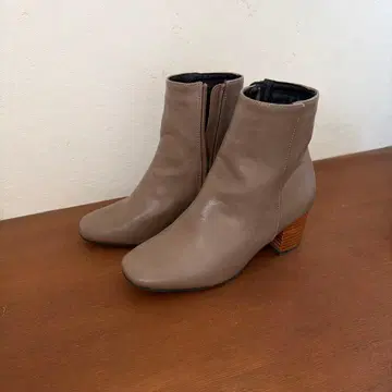 베이지 합성 피혁 숏부츠