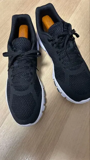 리복 블랙 스니커즈