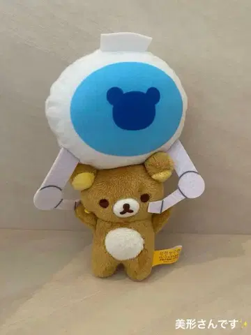 리락쿠마 크레인에 매달린 부들부들 봉제 인형 리락쿠마