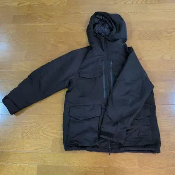 UNIQLO 화이트 마운티니어링 다운 M