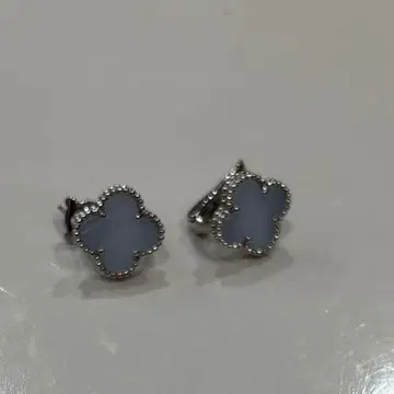 클로버 모티브 귀걸이 칼세도니