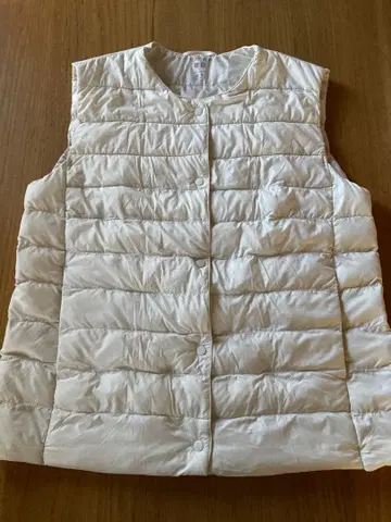 유니클로 PUFFTECH 화이트 다운 베스트 수납 봉투 포함