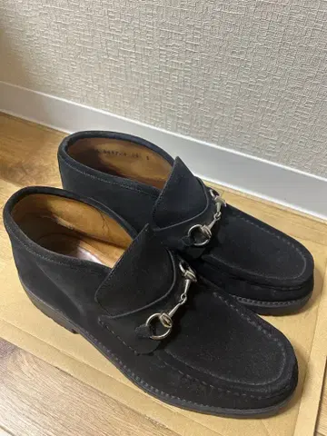 블랙 스웨이드 비트 로퍼