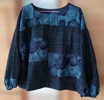 서생 무늬와 꽃무늬 무늬의 패치워크 긴팔 풀오버