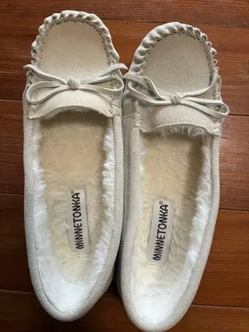 MINNETONKA 화이트 모카신