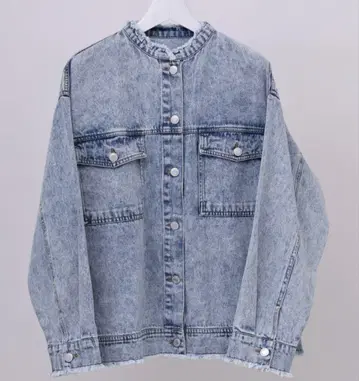 라이트 블루 데님 자켓 버튼 포함