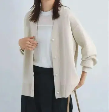 그린 레이블 릴랙싱 모조 진주 버튼 가디건