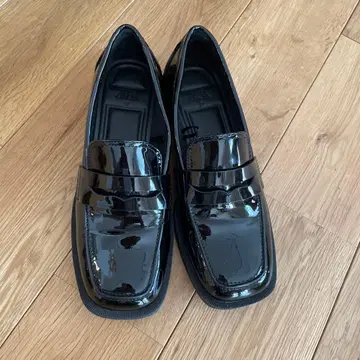 ZARA 에나멜 블랙 로퍼