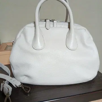 비어즐리 가죽 숄더백 라이트 그레이