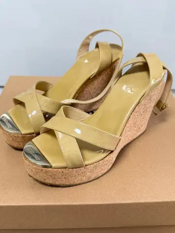 베이지 크로스 스트랩 웨지 샌들