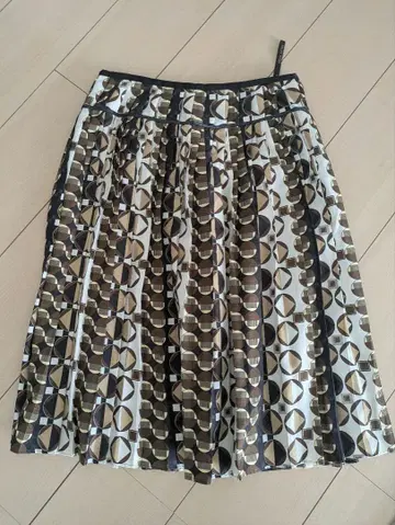 플리츠 스커트 브라운 화이트 기하학 패턴