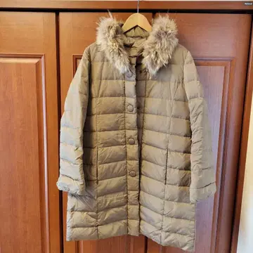 퍼 달린 베이지 퀼팅 코트