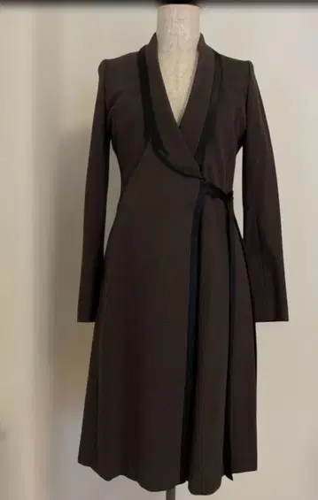 다크 브라운 랩 스타일 롱 코트